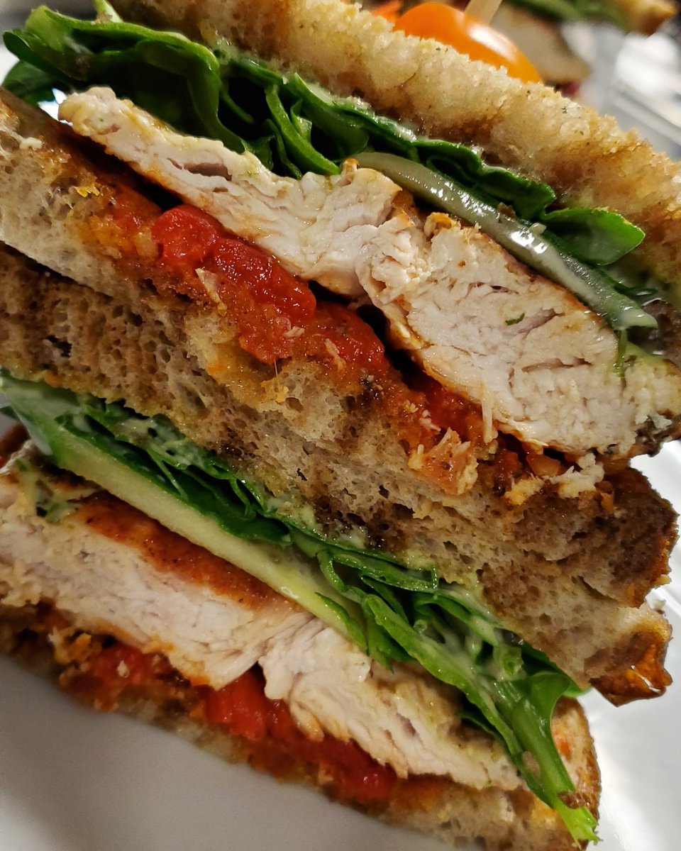 cilantro_chive's tweet photo. Stacked up high, it's our new ๐ง๐๐๐ฐ๐ฎ๐ป ๐๐ต๐ถ๐ฐ๐ธ๐ฒ๐ป ๐ฆ๐ฎ๐ป๐ฑ๐๐ถ๐ฐ๐ต!
๐โค๏ธ
Marinated chicken breast, served on toasted marble rye with sundried tomato pesto, roasted red peppers, spinach, sliced cucumbers and our new Parmesan Arugula aioli! ๐ฏ
#FreshSimpleEats https://t.co/CffFnkRvgC