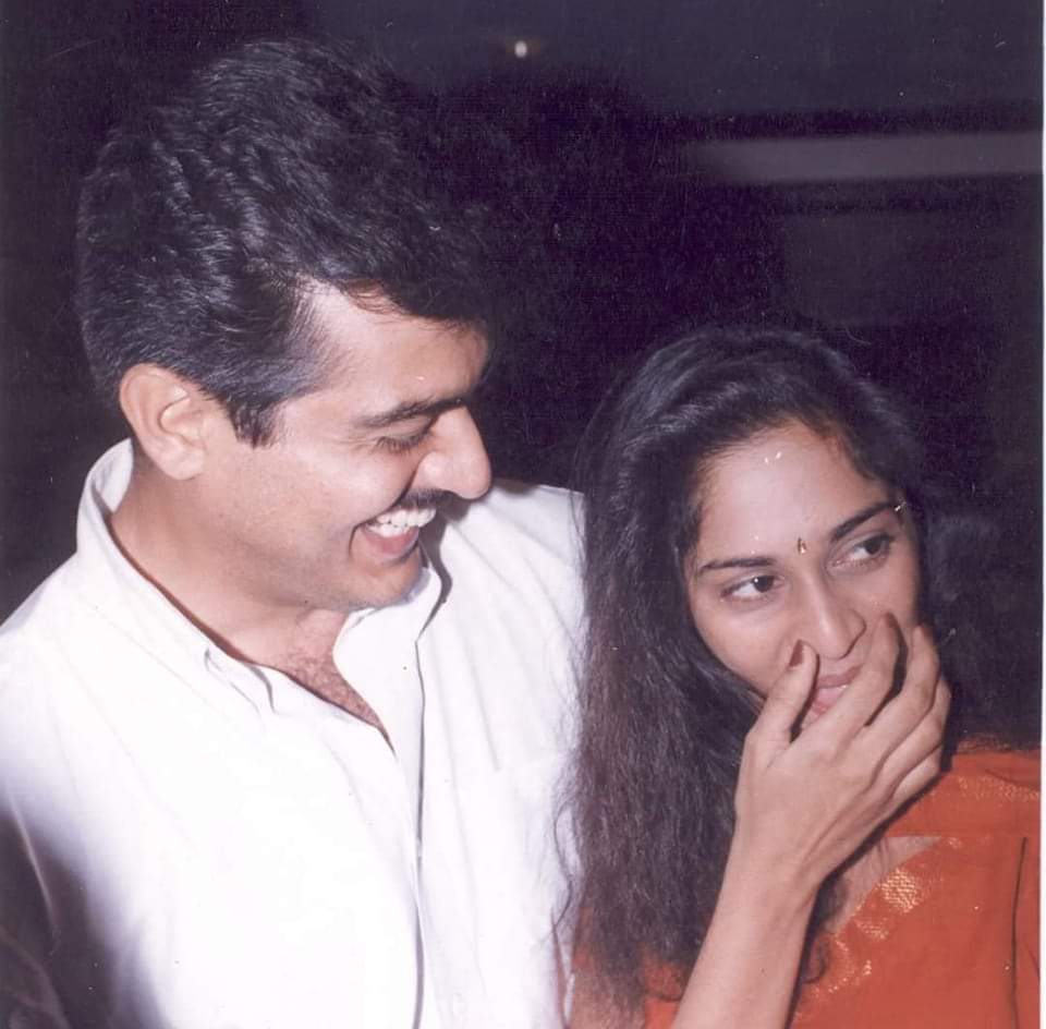NanbanAngu's tweet photo. Rare Picture #AjithKumar #ShaliniAjithkumar ❤️

#Valimai https://t.co/BotPVphs2J