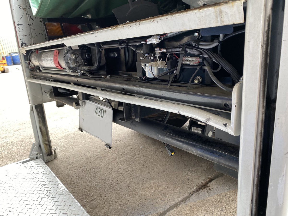 ftec_mori's tweet photo. 極東開発製パワーゲート(垂直式)
パワーユニットが小型化されてシリンダーケースの中にビルトイン！
ユニットBOXは下廻りに外付けで偽装されるのが一般的でした
小型貨物車は特に取付けスペースがキツくてね

これを眺めて、開発のストーリーを妄想して勝手に感銘を受ける

ものつくりって素晴らしい https://t.co/fjhafENgiP