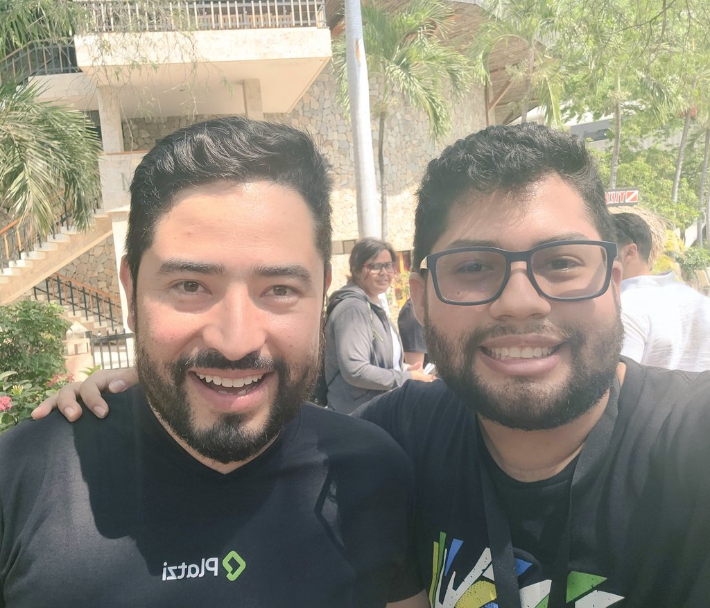 Hector_Pulido_'s tweet photo. Me tomé una foto con el señor de la cabeza cuadrada de @platzi

(mentiraseñor @freddier loquieromuchonomegolpee) https://t.co/hY6Ek7gdP3