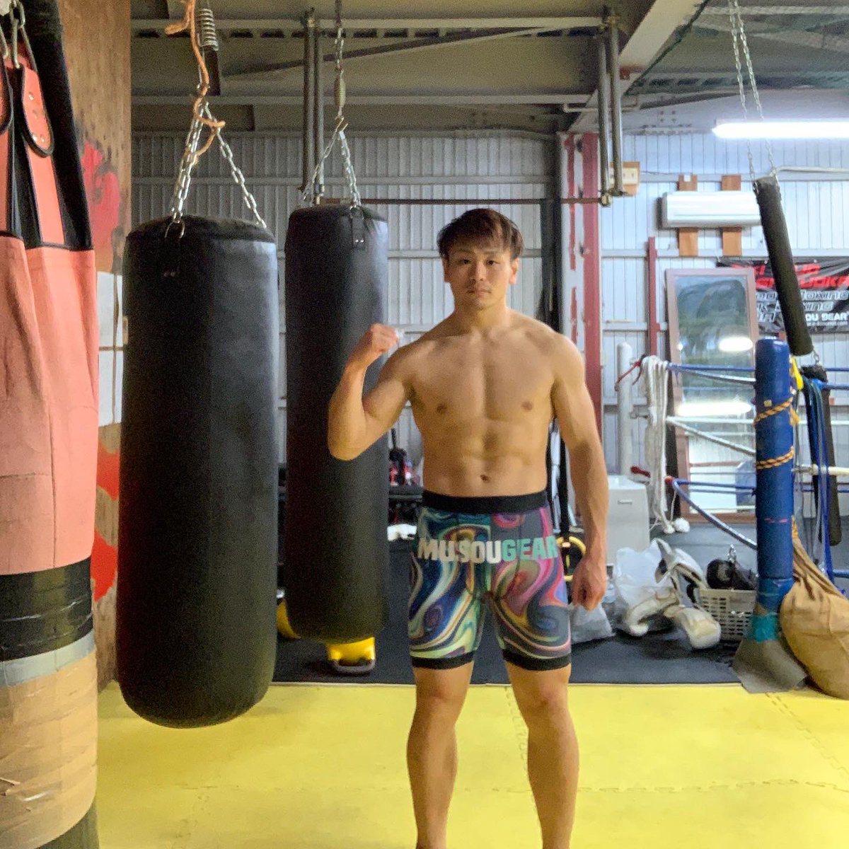 moriatsu0529's tweet photo. Musougearさんから新作のファイトショーツを支給していただきました。
メッチャかっこいいです!
個人的にショートスパッツスタイルにこだわりがあったので、試合の際もデビュー戦から最近の試合まで全試合Musougearさんのファイトショーツを着用しております。
#msogr #ファイトショーツ https://t.co/bmDu7gaHjE