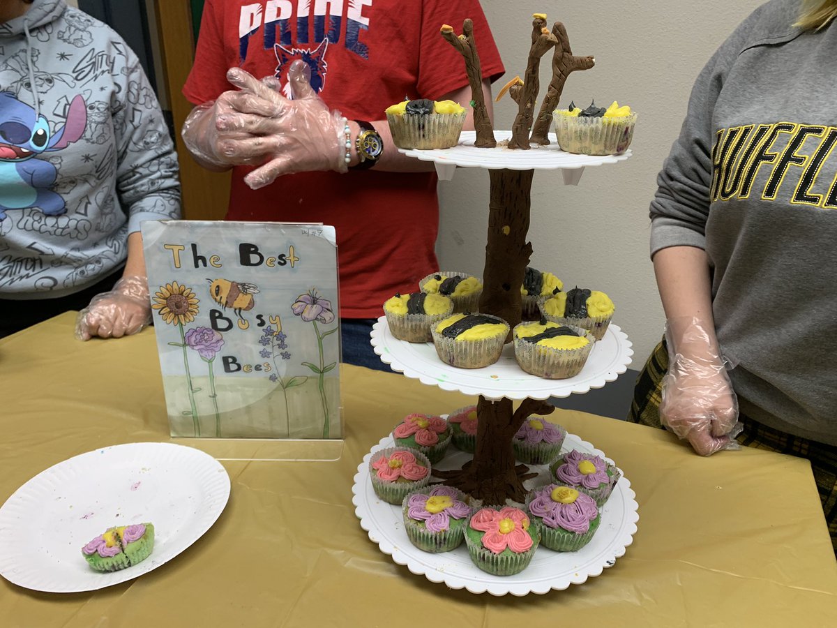 CentennialCuli1's tweet photo. More pics from 4th period Cupcake Wars!! https://t.co/JHRIHa2Zsq