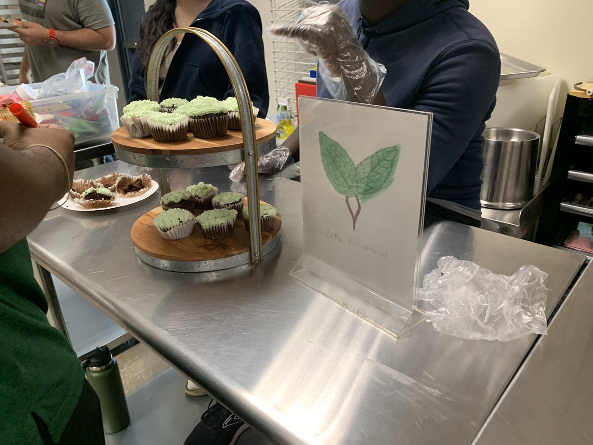 CentennialCuli1's tweet photo. More pics from 4th period Cupcake Wars!! https://t.co/JHRIHa2Zsq