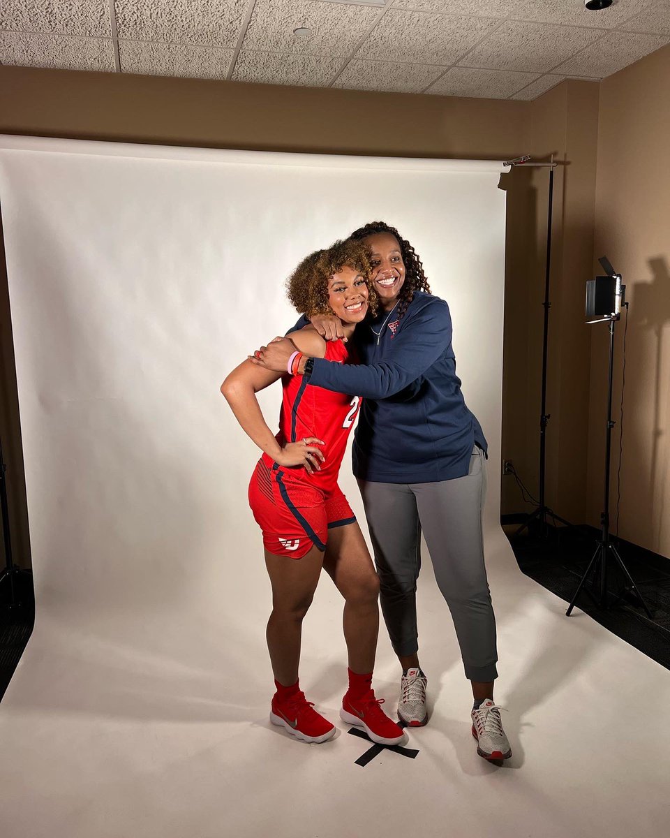 AnyssaJones3's tweet photo. #GoFlyers #newbeginnings https://t.co/AF0oOsqQ3o