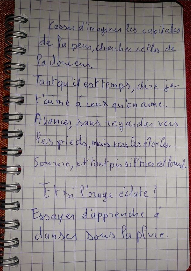Le verdict approche et c'est tordant ici. Je pense à un qui twite un torchon de son ancien patron à la solde d'#Hollande. Ah ! l'interdépendance entre #presse et #pouvoir #politique  😅 
Pourtant je continue de croire que la vie est belle au moins quelques minutes chaque jour.