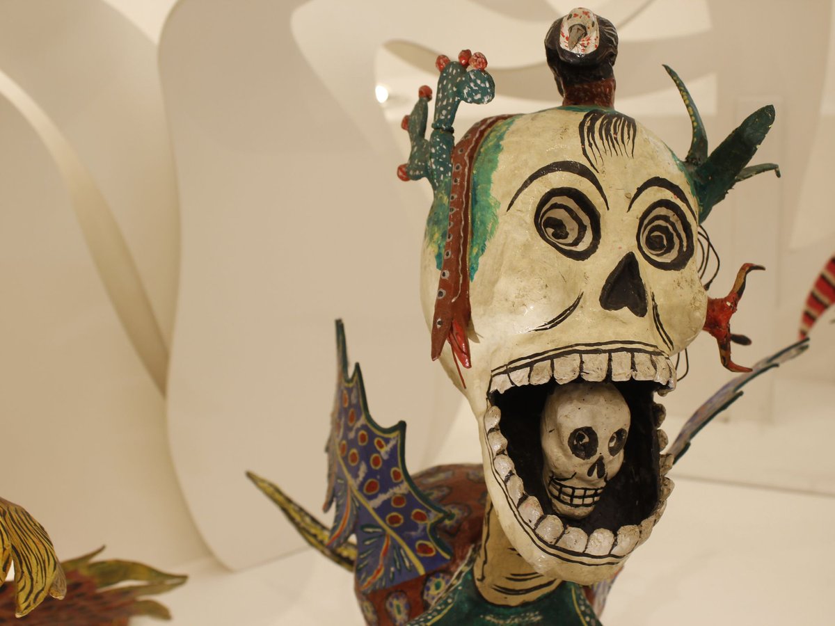 map_mexico's tweet photo. Te invitamos a una sala llena de magia. En ella encontrarás un mundo lleno de imágenes de ensueño. En el Arte Popular y lo Fantástico coinciden animales, tonas, alebrijes, sirenas y  árboles que nos platican historias sobre la cultura mexicana.  ¿Cuál es tu sala favorita del MAP? https://t.co/qoVgWJMJ06