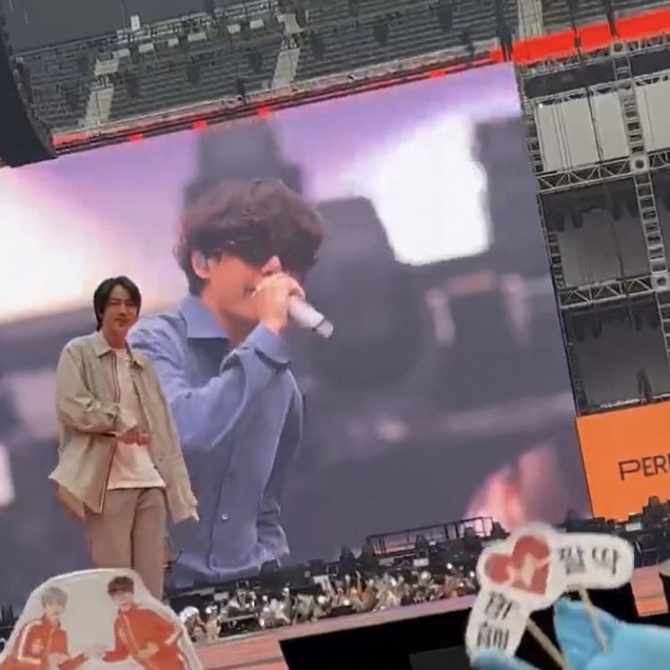 rahmdess27's tweet photo. katanya ini disini seokjin ketawa karna liat bando army super tuna :") seneng banget liat seokjin terhibur sama army 🥺❣️ https://t.co/ejUU7rMaCb