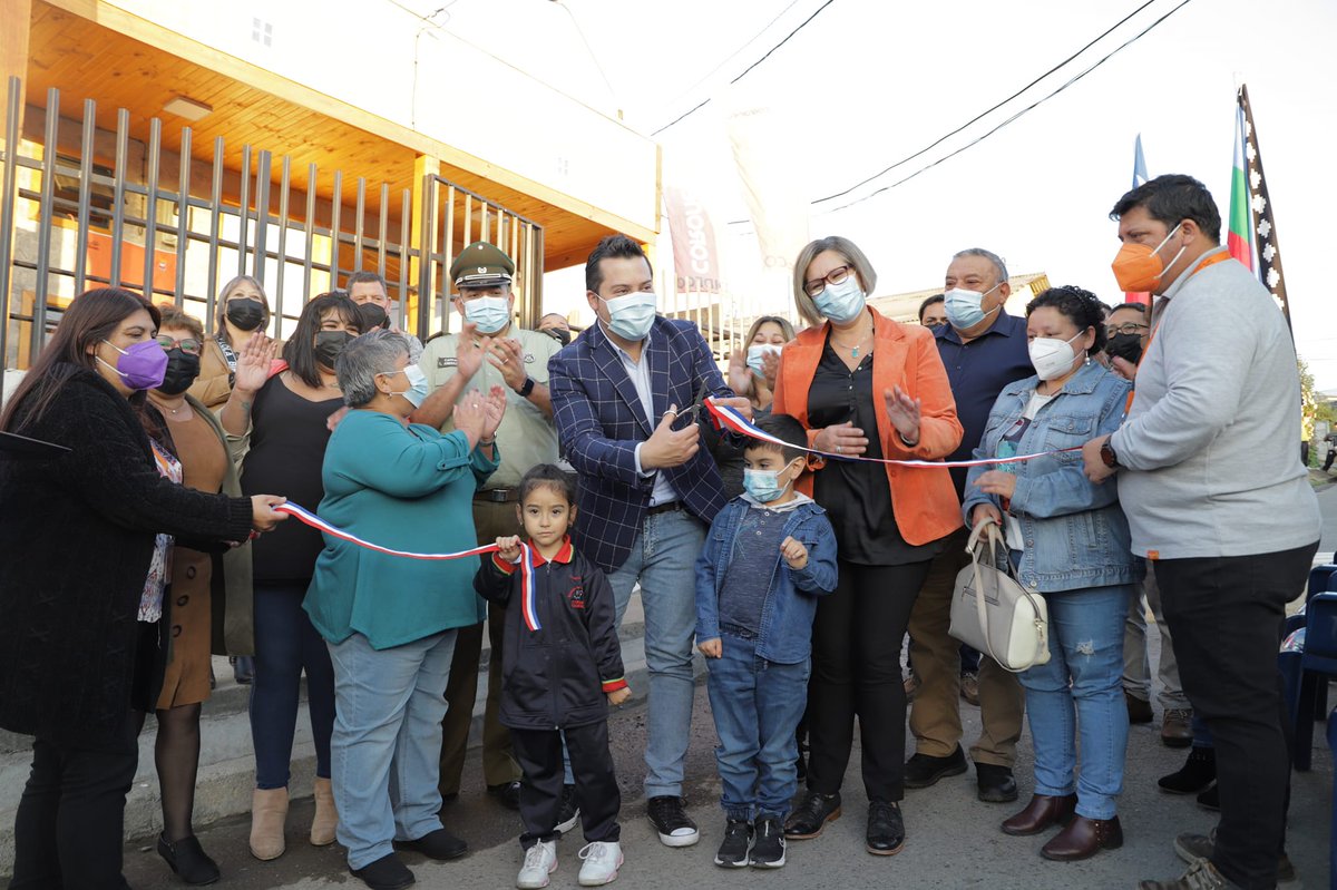 ChamorroCoronel's tweet photo. Hoy nos reunirnos con el Seremi de #Educación, Ministro y Seremi de #ObrasPúblicas y el director del #ServicioDeSalud. Buscamos soluciones a la congestión vial y nuevos #Cesfam para #Coronel.
Terminamos el día con la inauguración de la #SedeVecinal de #GendarmeElíasAguilera. https://t.co/WB13tG4SH1