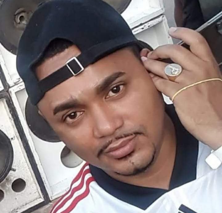 Tô cheio de ódio, eu juro,a favela de luto,Toque de recolhe,mandaram fechar tudo,Já tá fazendo falta pra comunidade,Não dá pra acreditar que isso foi de verdade,Eu sei que você era aquele menor puro....🎶😔💔🏴🇨🇳🅿️ 7 meses de saudade.