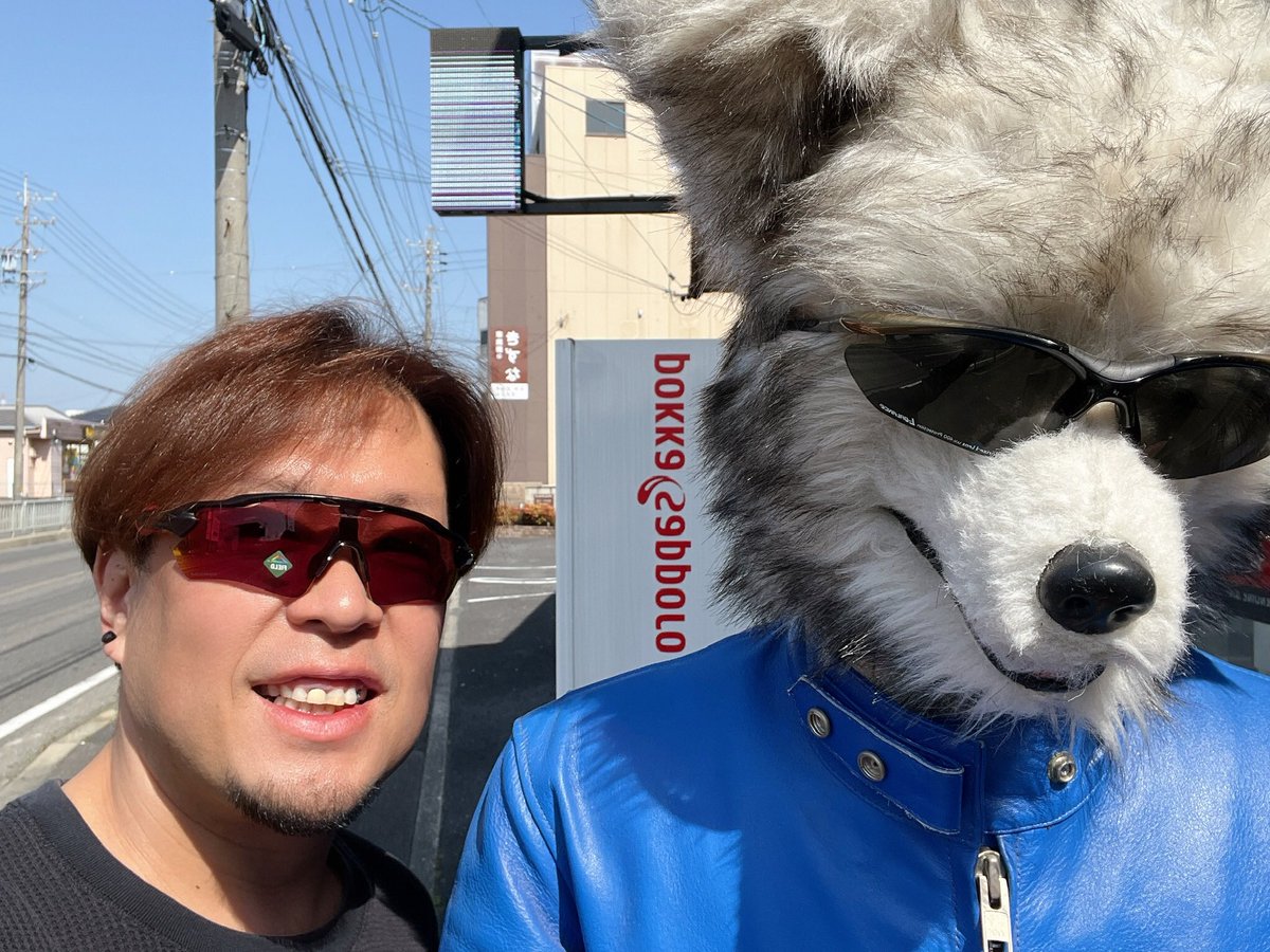 Opt_Fuji's tweet photo. おは富士🗻
店の裏の公園の桜の花びらが大分散ってしまって葉桜の状態になっちゃってました😅
桜のシーズンってめちゃくちゃ短いですけどあの儚さがいいんですよね〜😉
今日のサングラスは #OAKLEY #RADAREV です🕶
これ昨日開幕したMLBの #大谷翔平 選手モデルです⚾
限定モデルですのでお早めに〜🤗 https://t.co/y85HSuIbFp