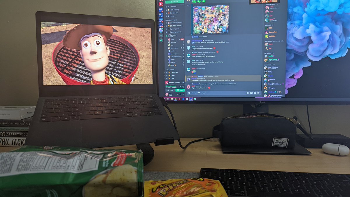 iuhcb's tweet photo. pretty awesome way to end the week! hanging out with the littles community + watching toy story tgt ❤️

@VchanNFT @luisaguilar916 @NFTTamagoyaki @Jalapenojacker @invalidkicks @emerymance2 @duis_eth @tbann_ @0xGunter https://t.co/kINUNza7B9