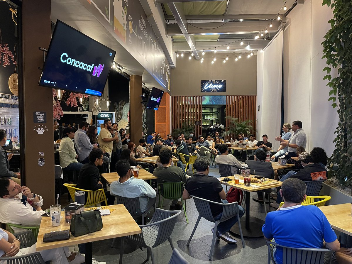 Muy encantado de compartir con la comunidad de #NFT creators de El Salvador. La evolución digital no solo es el dinero,  #blockchain y el metaverso habilita cosas increíbles en cuanto a modelos de negocios digital.

<a href="/gbbymendez/">Gabby</a> <a href="/simlabsio/">Sim Labs</a>