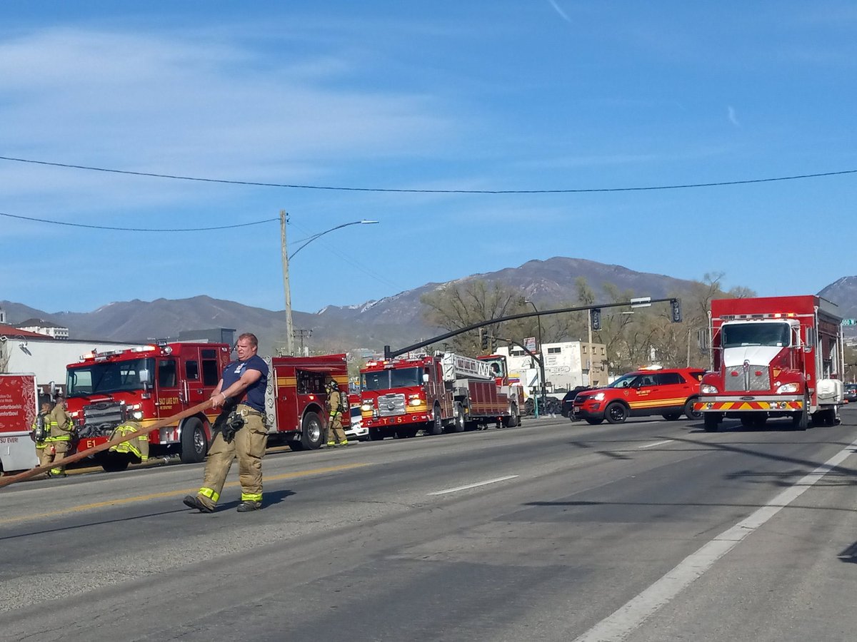 SLCScanner's tweet photo. #2AlarmFire Salt Lake crews battle 2-alarm fire in commercial building https://t.co/lrdh8Bvosb via @GephardtDaily https://t.co/hEenGZBBNk