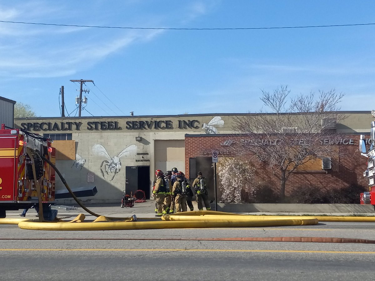 SLCScanner's tweet photo. #2AlarmFire Salt Lake crews battle 2-alarm fire in commercial building https://t.co/lrdh8Bvosb via @GephardtDaily https://t.co/hEenGZBBNk