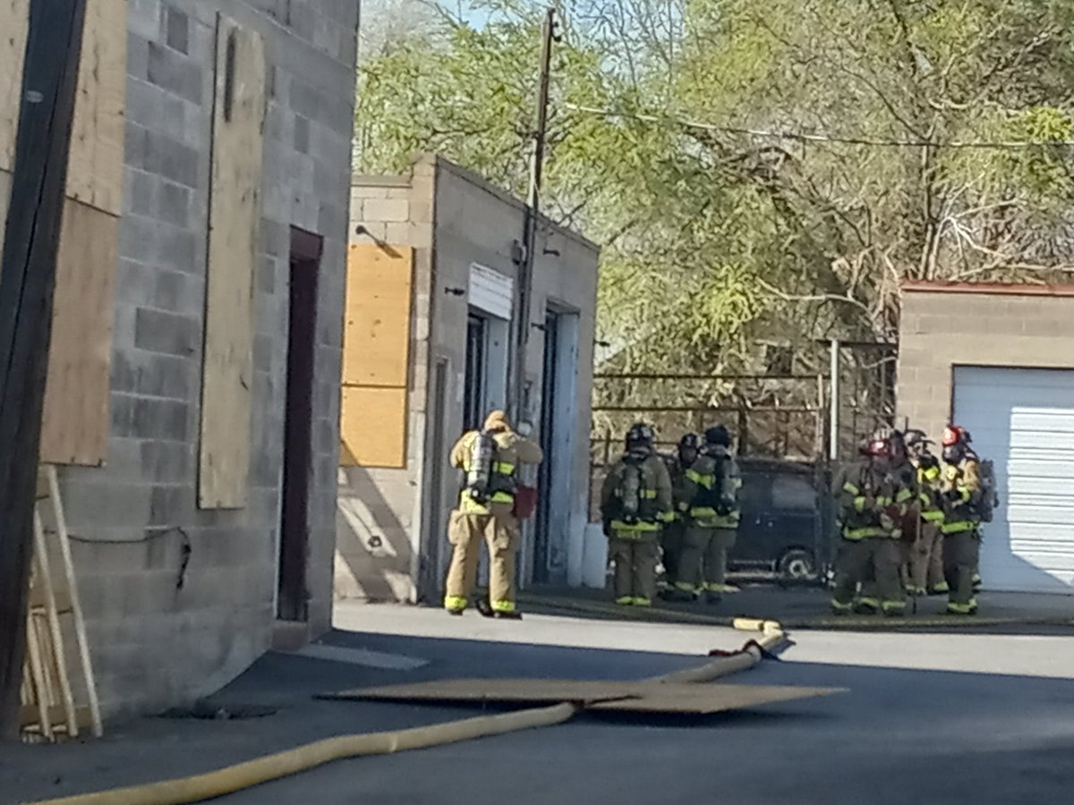 SLCScanner's tweet photo. #2AlarmFire Salt Lake crews battle 2-alarm fire in commercial building https://t.co/lrdh8Bvosb via @GephardtDaily https://t.co/hEenGZBBNk