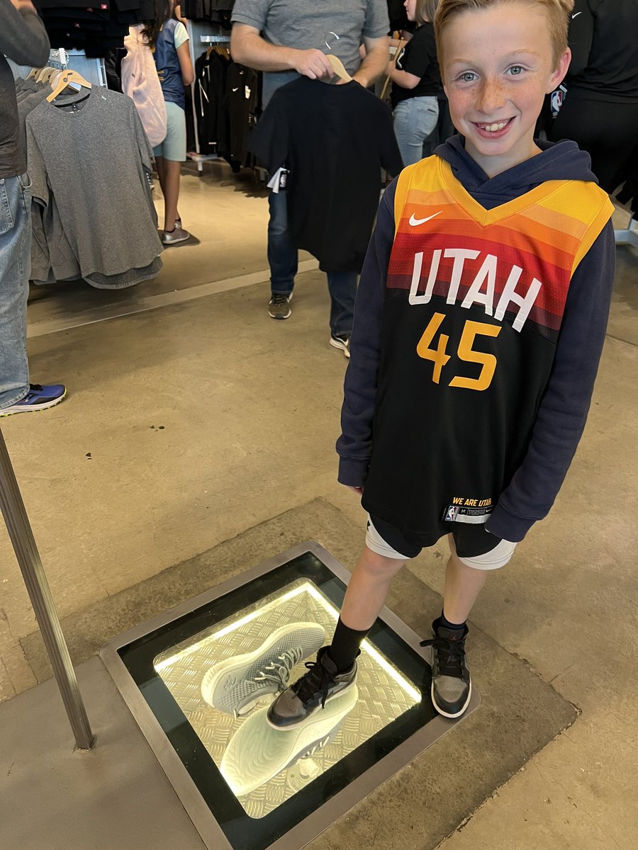 fabulousfunfind's tweet photo. @utahjazz  Almost the same #takenote #lesolsonit https://t.co/vSvU6xsUiy