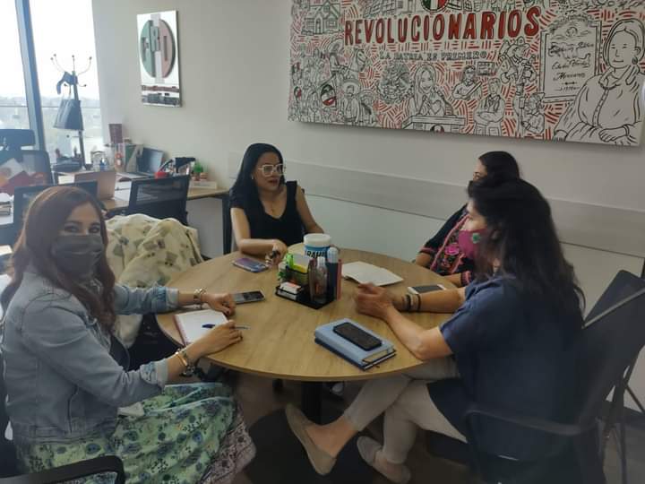 SarahCorts5's tweet photo. Muy contenta de tener una agradable charla que además de ser muy productiva, es el preámbulo para realizar proyectos en conjunto con Mujeres muy talentosas, pronto tendrán noticias de este gran proyecto. 

#RegidoraRevolucionaria 
#YoNoLesVoyAFallar
#SarahiCortesVite https://t.co/cCa5o6Z2Ov