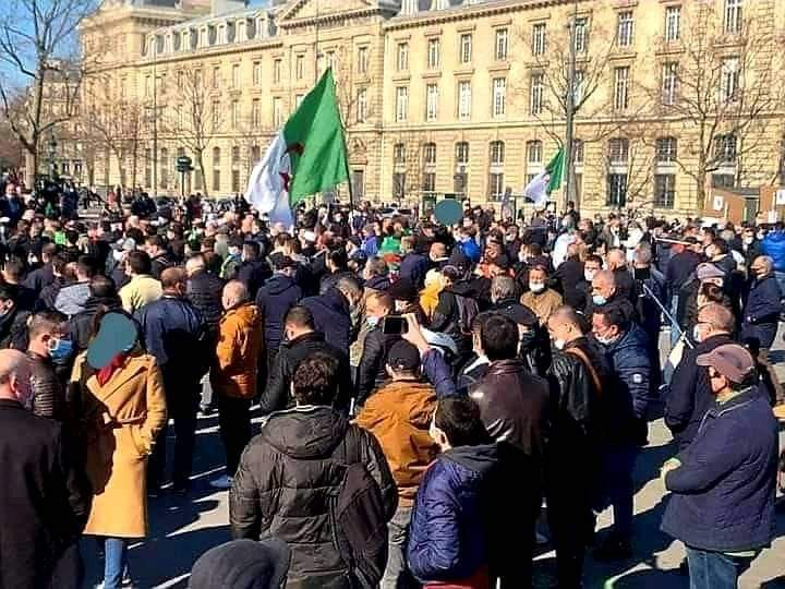 vivalalgerie7's tweet photo. 🔴أنباء عن تنظيم وقفة إحتجاجية #سلمية_امام_مقرFIFA_زيوريخ_سويسرا ..يوم الخميس القادم 14 أفريل من طرف الجالية الجزائرية في أوروبا للضغط والمطالبة بإعادة المباراة. https://t.co/FCfnmNxnFA