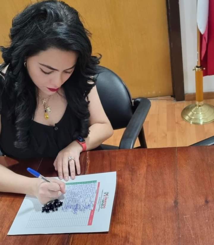SarahCorts5's tweet photo. Como máxima representante de Zapopan en el PRI, firme el apoyo de unidad para nuestra nueva Dirigencia en el CDE PRI Jalisco. 

Estoy segura que mis amigos Laura Haro Ramírez y Omar Hernández Hernández harán un excelente trabajo al frente de nuestra Dirigencia. 
¡TODO EL APOYO! https://t.co/vs6fvMXtGW