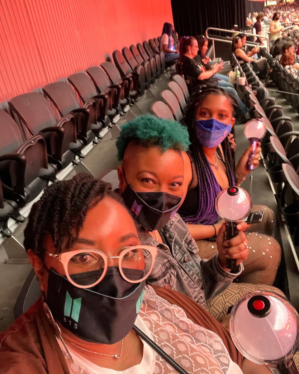 DesDAnderson's tweet photo. One hour to go we’ve got a seat next to us for sale #PTD_ON_STAGE_LV #bts #PTD_ON_STAGE_LasVegas #BTSTICKETSELLING https://t.co/BDEaPdnJFk