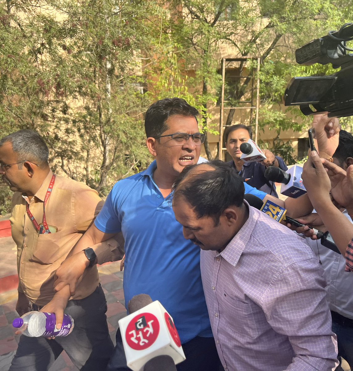 मध्यप्रदेश में राज करने वाली BJP जिस प्रकार लाखो बेरोजगार के साथ खिलवाड़ करती आयी है उस सरकार के खिलाफ विद्यार्थियों की आवाज बने <a href="/anandrai177/">Office Of Dr Anand Rai</a> सर को आज बेरोजगार युवाओ के साथ की जरुरत है वरना मध्यप्रदेश में कभी कोई बेरोजगारो की आवाज नहीं बनेगा और सरकार घोटाले करती जाएगी 🙏