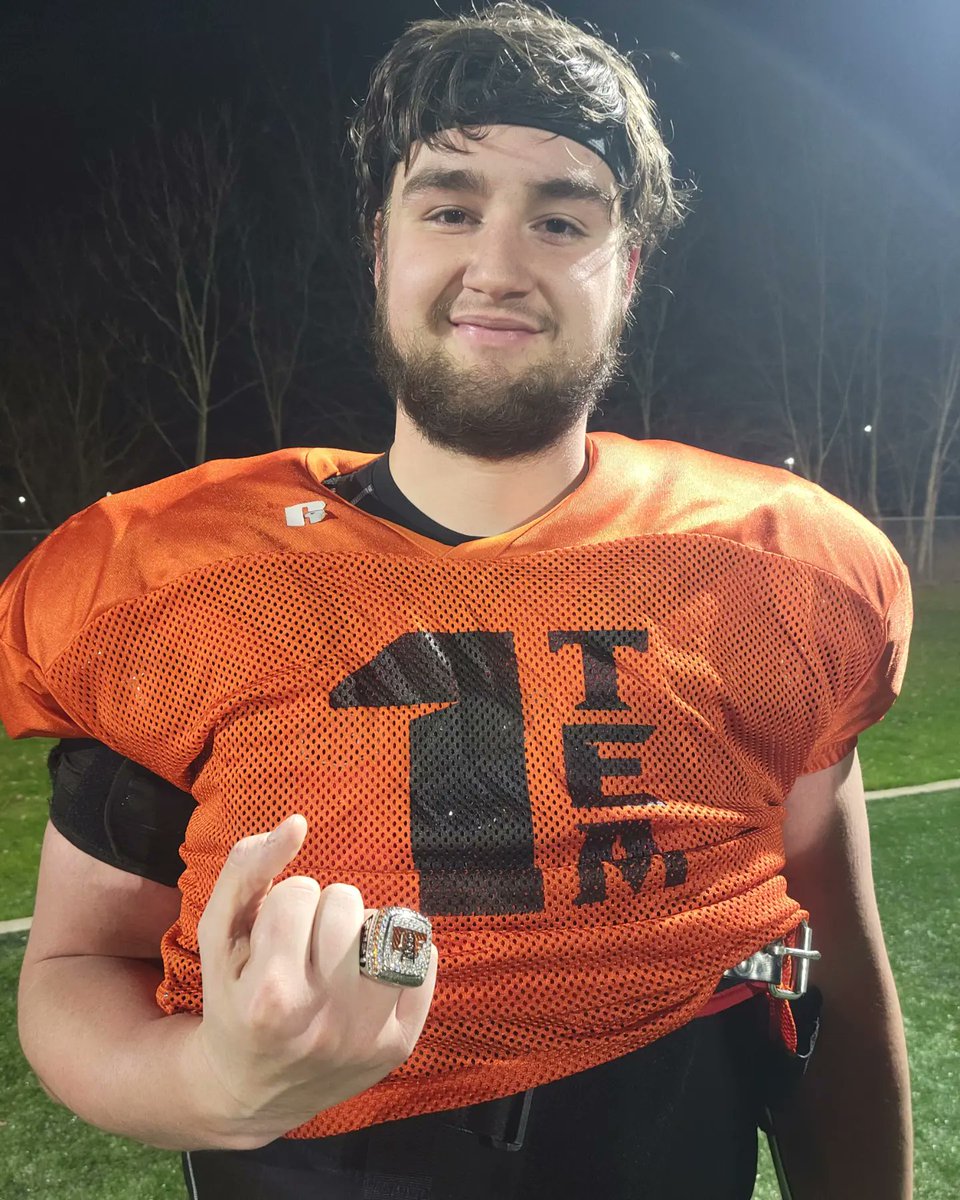 kellyshazeleyes's tweet photo. He got his ring!!! Such an exciting night... Spring game... awards... and rings.
So proud https://t.co/1j1Org5oBo