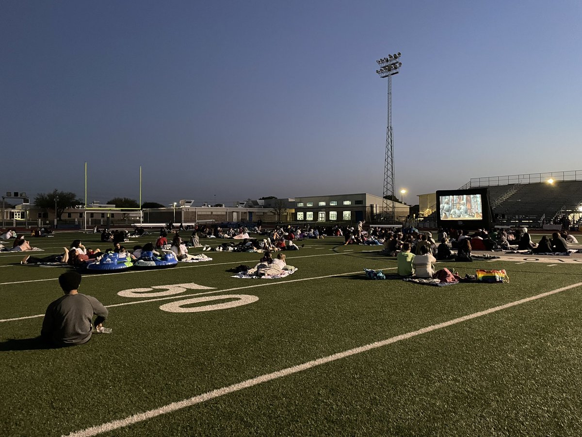 SC_StuCouncil's tweet photo. It’s a GREAT night for a Movie Night! #Shrekunderthestars @SamuelClemensHS #StuCo22 https://t.co/XzTbgYNDVm