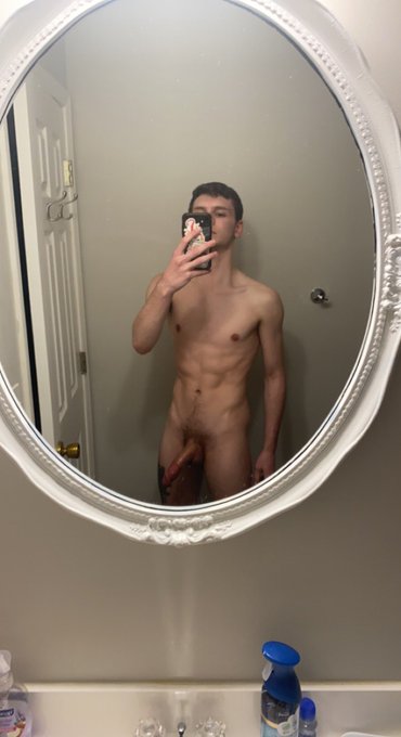 Lacking horny chats, send help https://t.co/hSZBFFeHle
