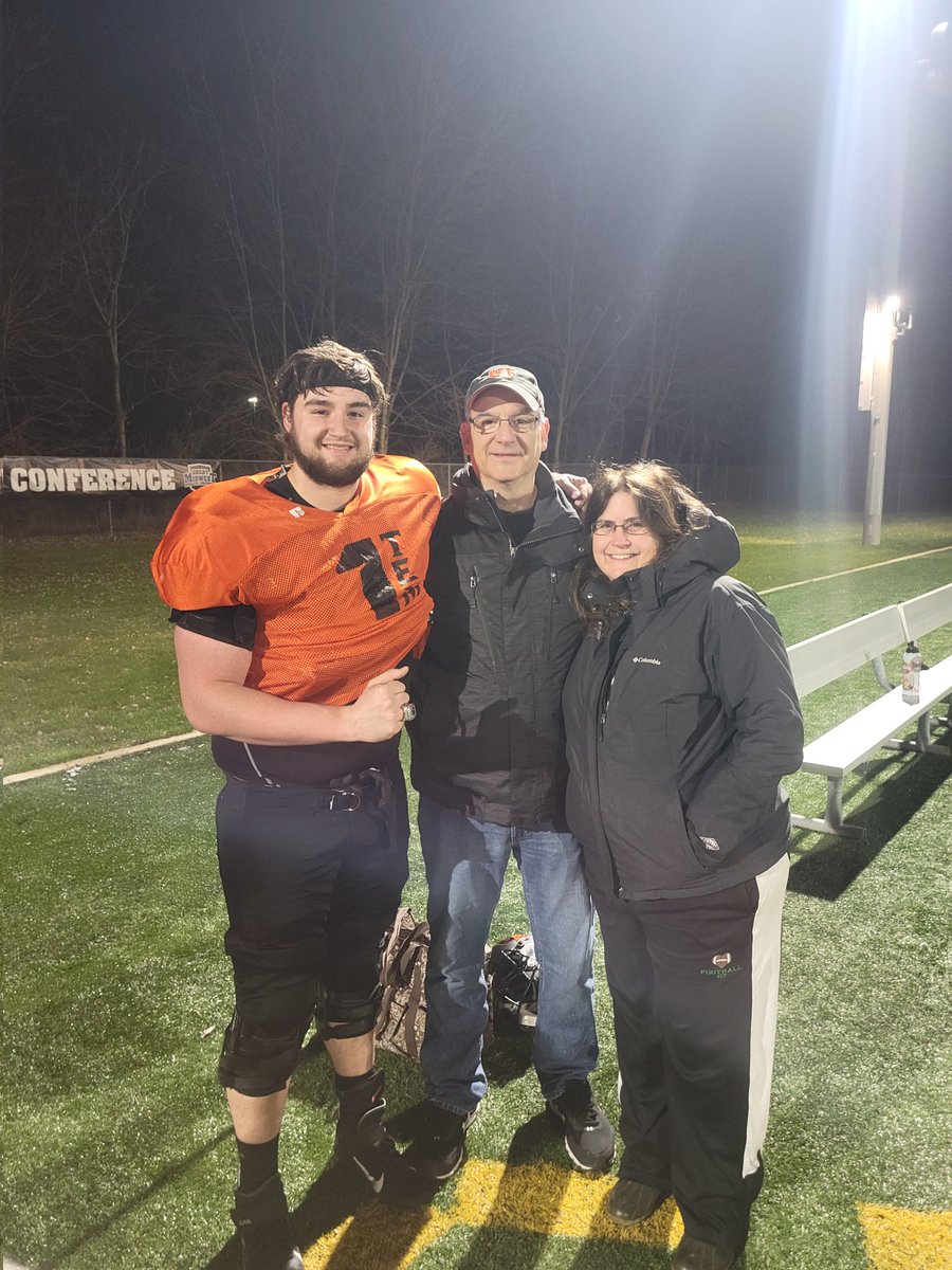 kellyshazeleyes's tweet photo. He got his ring!!! Such an exciting night... Spring game... awards... and rings.
So proud https://t.co/1j1Org5oBo