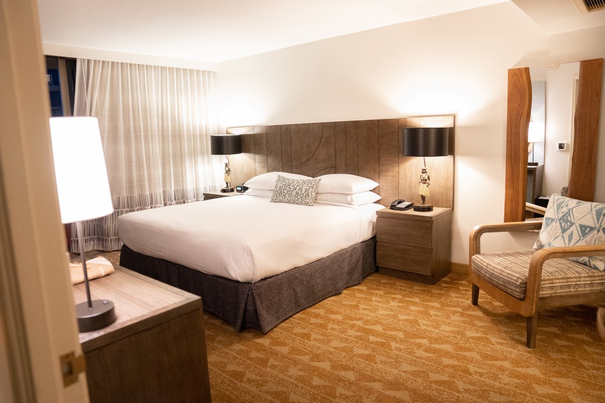 EmbassyWaikiki's tweet photo. Who’s ready to check in? Our newly re-styled suites are your island escape to relaxation in the heart of exciting Waikiki! #EmbassySuitesWaikiki photo: @jonjonulep https://t.co/KeMUMYpry6