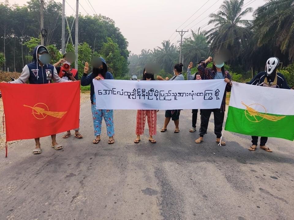 swamyehtet4's tweet photo. Revolutionary youths from #LongLon tsp gathered and staged anti-dictatorship strike to protest against military dictatorship this morning.
#2022Apr9Coup
#HelpMyanmarIDPs #WhatsHappeningInMyanmar https://t.co/ybbRAt9iXF