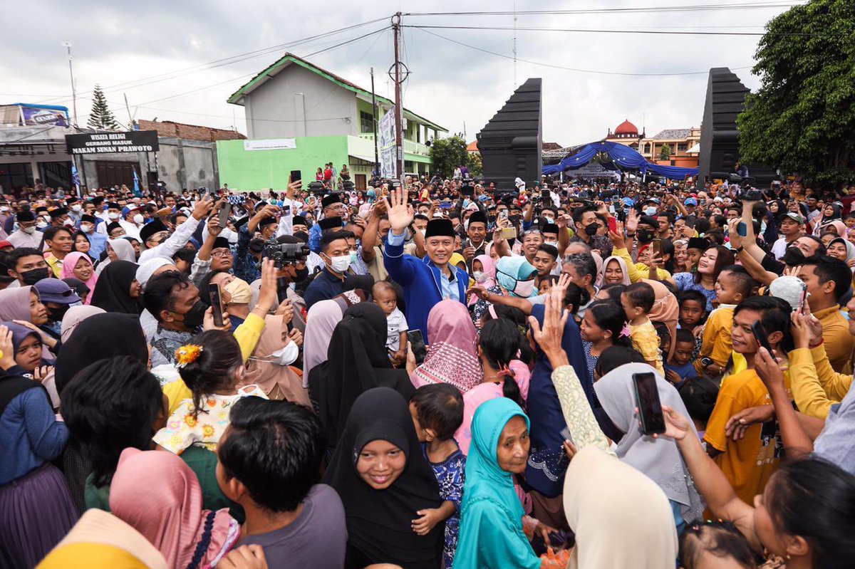 AgusYudhoyono's tweet photo. Terimakasih warga Prawoto atas sambutannya yang luar biasa, kemarin. Rasanya seperti disambut oleh keluarga besar disini. Matur suwun, semoga bisa bersilaturahmi lagi 🙏🏻 https://t.co/blpWsD6g0Y