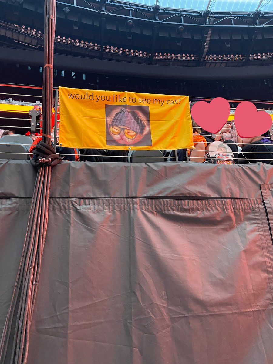 Hoseokie1306's tweet photo. UNA ARMY PUSO ESTA BANDERA CON UN GATITO CON EL PARECIDO DE YOONGI QUE DICE "¿Te gustaría venir a ver a mi gato?" LPM JAKDJAKDJKSJSAK

y puede que yoongi lo vea ya que va a pasar por el carrito por ahí.

@BTS_twt #BTS #BTSARMY #BTSCONCERT #PTD_ON_STAGE_LV https://t.co/rYtTAjkG76