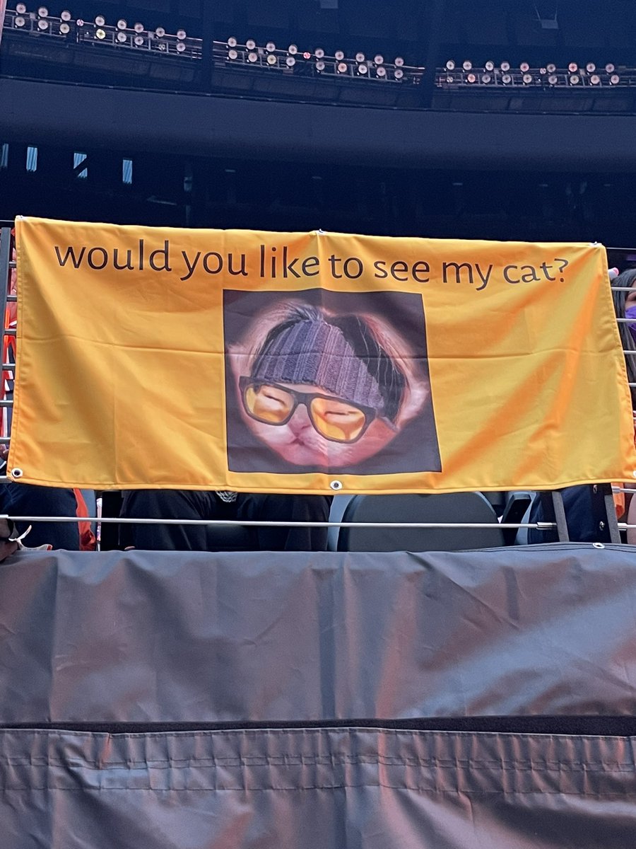 Hoseokie1306's tweet photo. UNA ARMY PUSO ESTA BANDERA CON UN GATITO CON EL PARECIDO DE YOONGI QUE DICE "¿Te gustaría venir a ver a mi gato?" LPM JAKDJAKDJKSJSAK

y puede que yoongi lo vea ya que va a pasar por el carrito por ahí.

@BTS_twt #BTS #BTSARMY #BTSCONCERT #PTD_ON_STAGE_LV https://t.co/rYtTAjkG76
