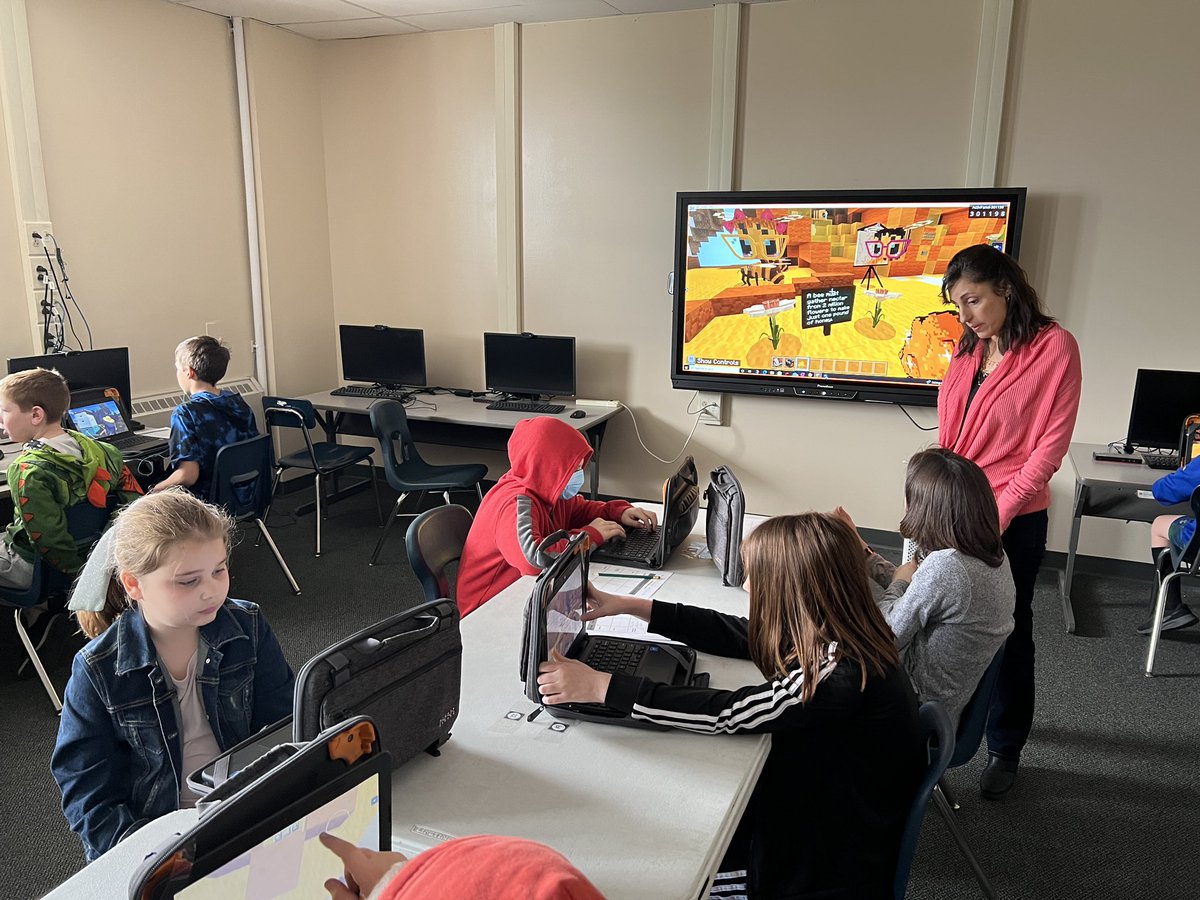 jmitchellPCSD's tweet photo. Had the opportunity today to co-teach with @petrotech_pcs a Minecraft lesson on Bees to a few of our 5th grade classrooms today.  Students learned how bees gather and utilize nectar as well as pollen.  @kidsandbees @peru_csd @PeruIntSchool @PlayCraftLearn https://t.co/c33cK3EGma