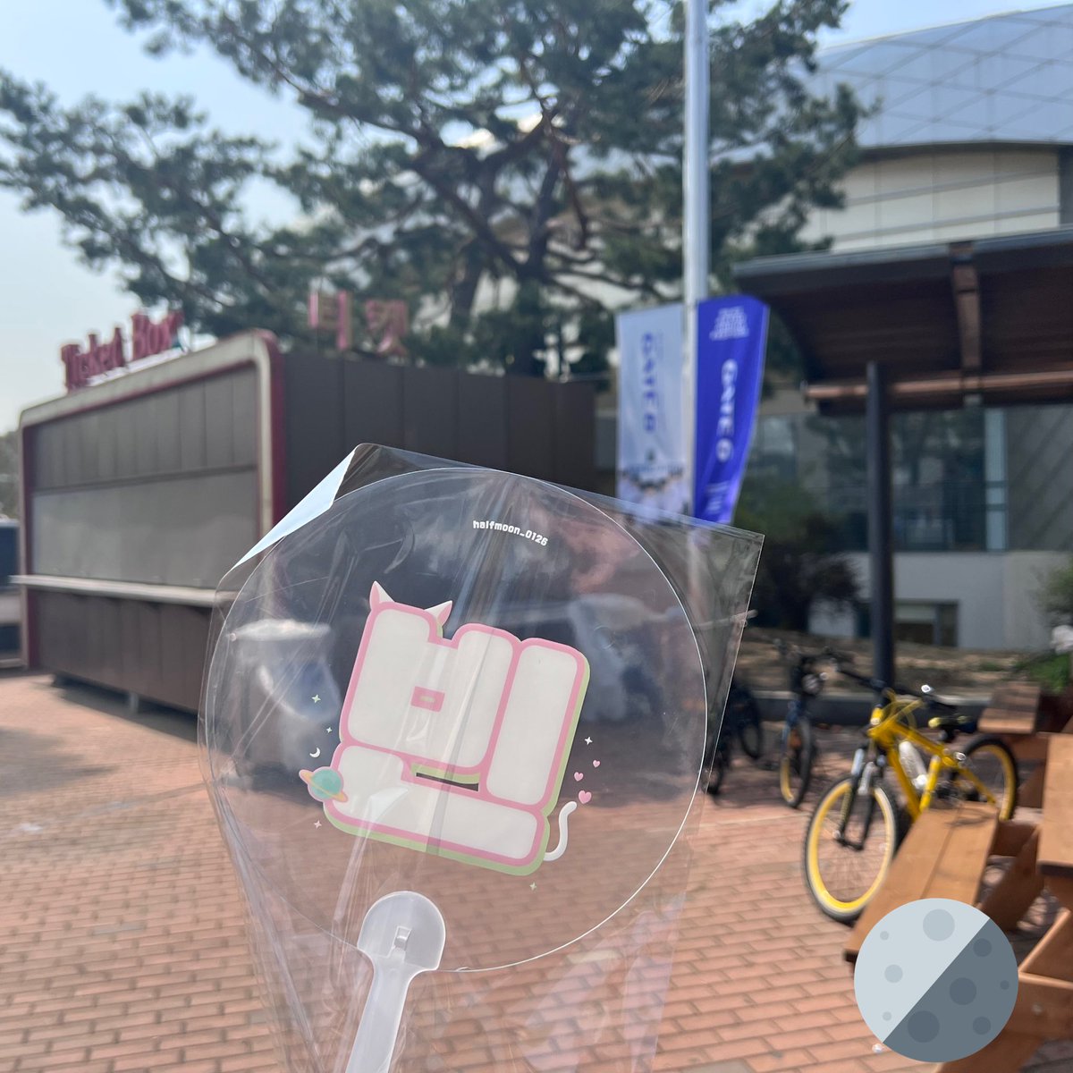 halfmoon_0126's tweet photo. 지금부터 여기서 부채 나눔 진행합니다.
1인당 1개씩 받아 가세요💜 https://t.co/2npShu2xcz