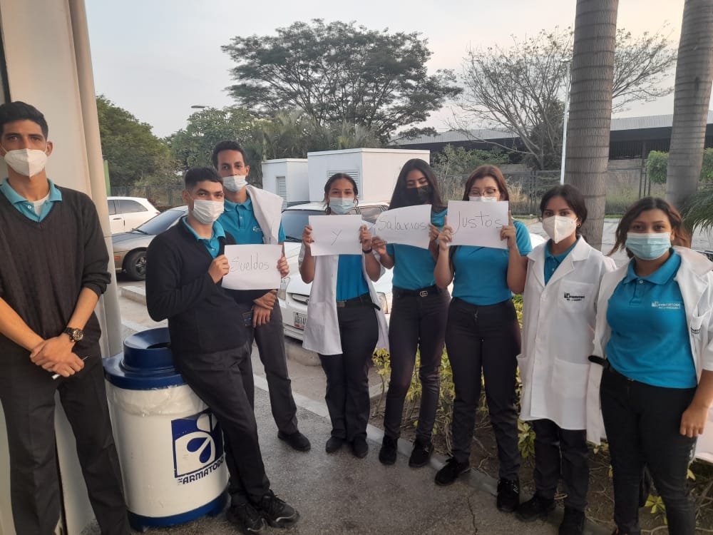 BenitoC56516678's tweet photo. @Farmatodo @farmatodovzla FARMATODO Venezuela los trabajadores hacen un paro laboral por protesta a los bajos sueldos que estos miserables le pagan a los empleados. https://t.co/yPju60Hx3m
