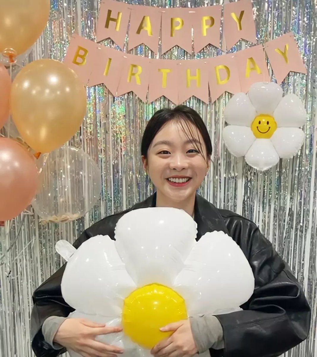 TaTa_Phung's tweet photo. Happy birthday to Dami 💛
#HAPPYDAMIDAY 
#OurBelovedDamiDay 
#KimDaMi https://t.co/XbYamdLppW