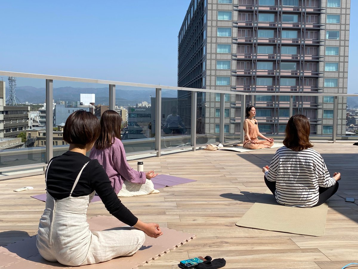 QUESTION_kyoto's tweet photo. 【How to be ethical 2】DAY2が #QUESTION で始まりました!
屋上スカイテラスで Maaya Hansonさんによる #TriYoga を開催!
明日4/10(日)は #大宮交通公園 でEvening TriYogaを行います🌿
https://t.co/JK1AzPNP67 https://t.co/oqmiHtffxL