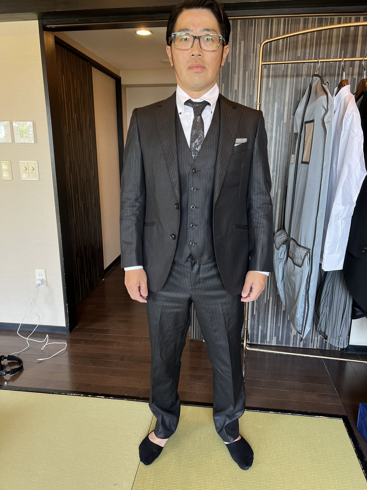 ドランクドラゴン鈴木拓 本人 結婚式のスーツ決まりました 皆さんありがとうございます ほとんどの方が黒の方が良いとの意見でした 長男はこのスーツを見てホストみたいと言っておりました しかし他の家族が長男に よく顔をみろ どこがホストだ