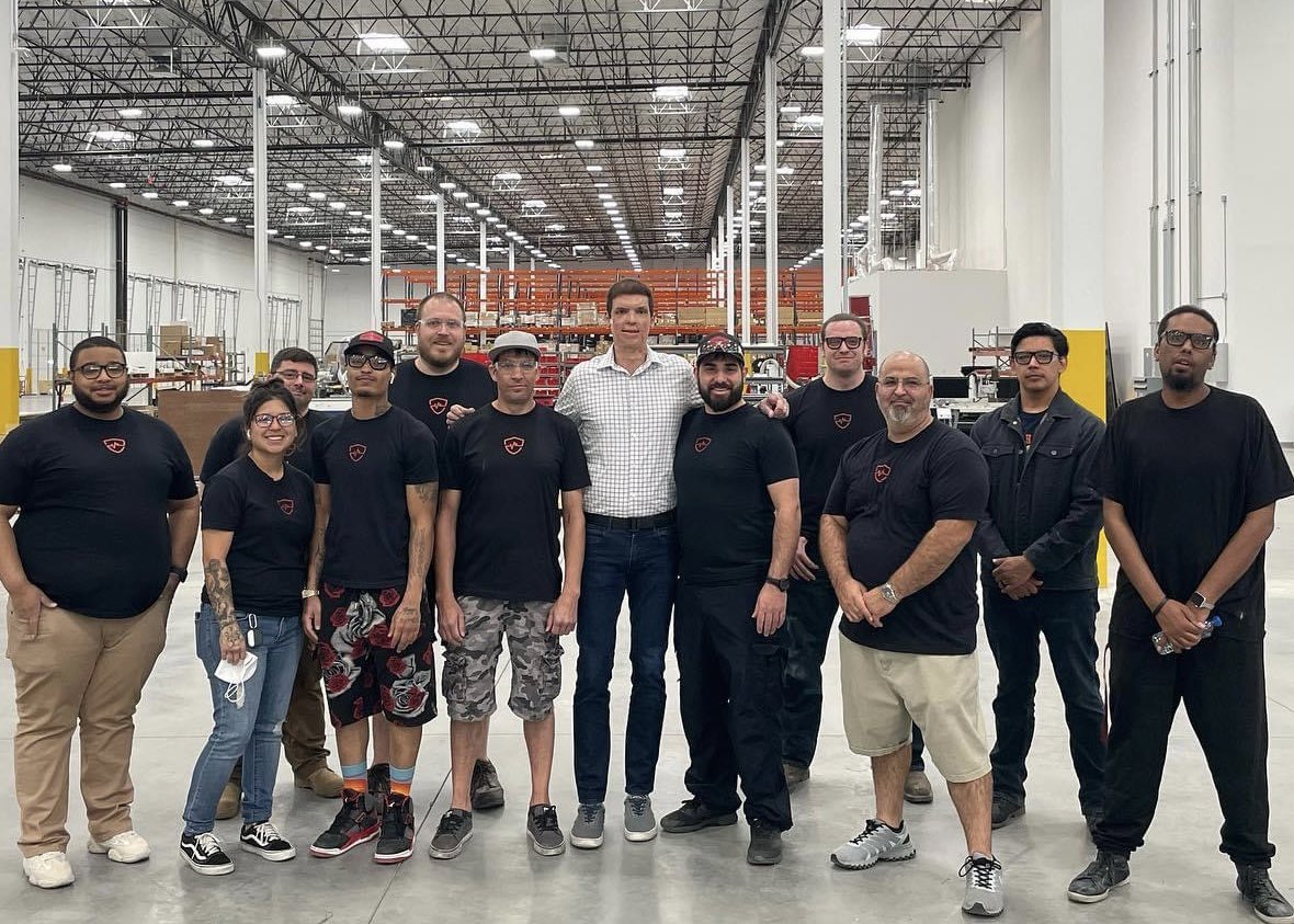 SamBrownUSA's tweet photo. Love meeting w/ fellow entrepreneurs, small business men &amp; women. @safelifedefense provides an incredible product for personal protection.

Manufactured in USA w/ materials from USA. Great jobs here in NV because Nick Groat had a vision &amp; worked hard to see it become a reality 🇺🇸 https://t.co/4Vsmgn5PWU