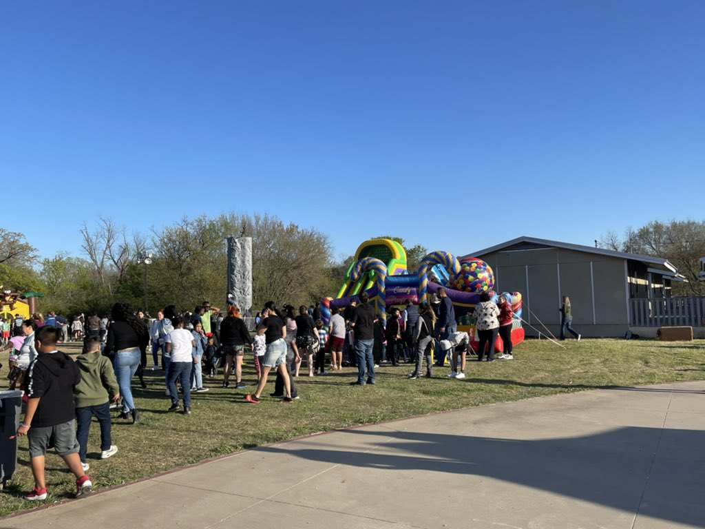 MarvynCWhite's tweet photo. Great great Rivera Rally @RiveraElem @mariamelendres7 Thank you Parish Church for sponsoring such a great event! https://t.co/OMWeJq53Yn