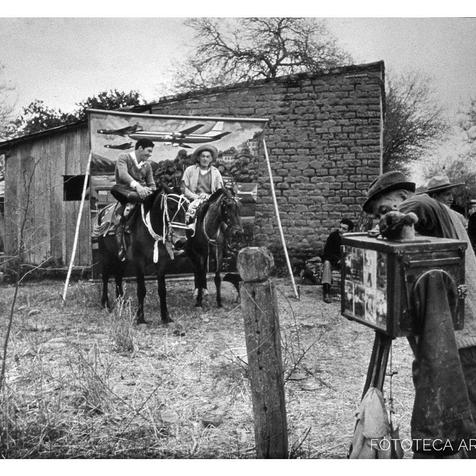RViaute's tweet image. El retrato pertenece a Ricardo Alfieri, aquel célebre reportero gráfico de editorial Atlántida que cubría la sección Deportes. En un juego de espejos ubica aquí en primer plano a un fotógrafo del noroeste argentino, con dos jinetes nativos como telón de fondo. Se ignora la fecha.