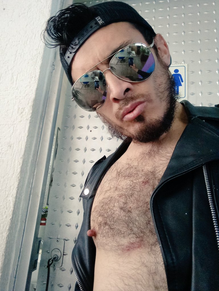 LEATHERCIRCUIT's tweet photo. BUSCANDO MACHO QUE ME SOMETA Y TRABAJE LOS PEZONES RICO TRÁS UN BUEN #Slamrush... 
Algún grupo pará morbosear en vivo...??? https://t.co/NqKoTeyPwP