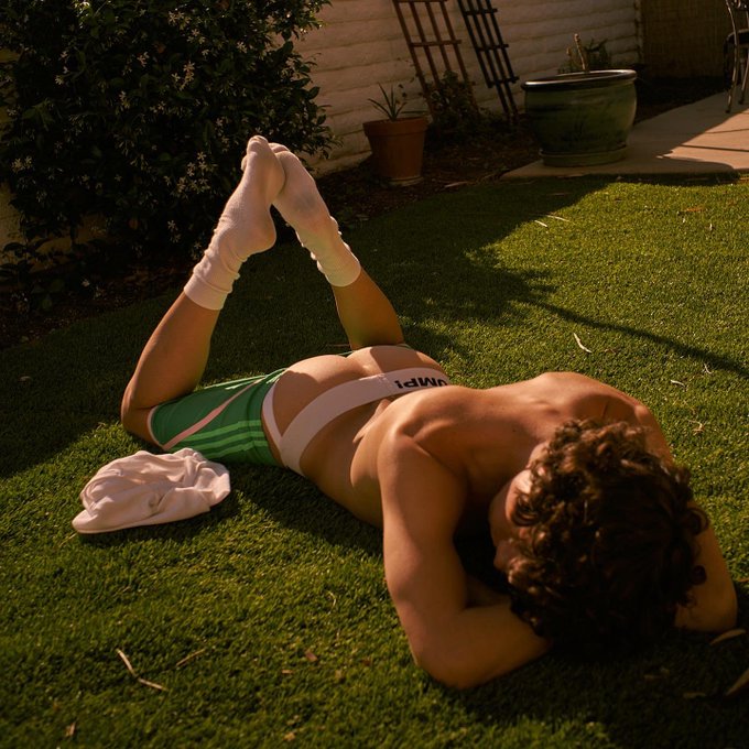 meet me in my backyard, my boyfriend is inside https://t.co/QQ5MZyaNsx