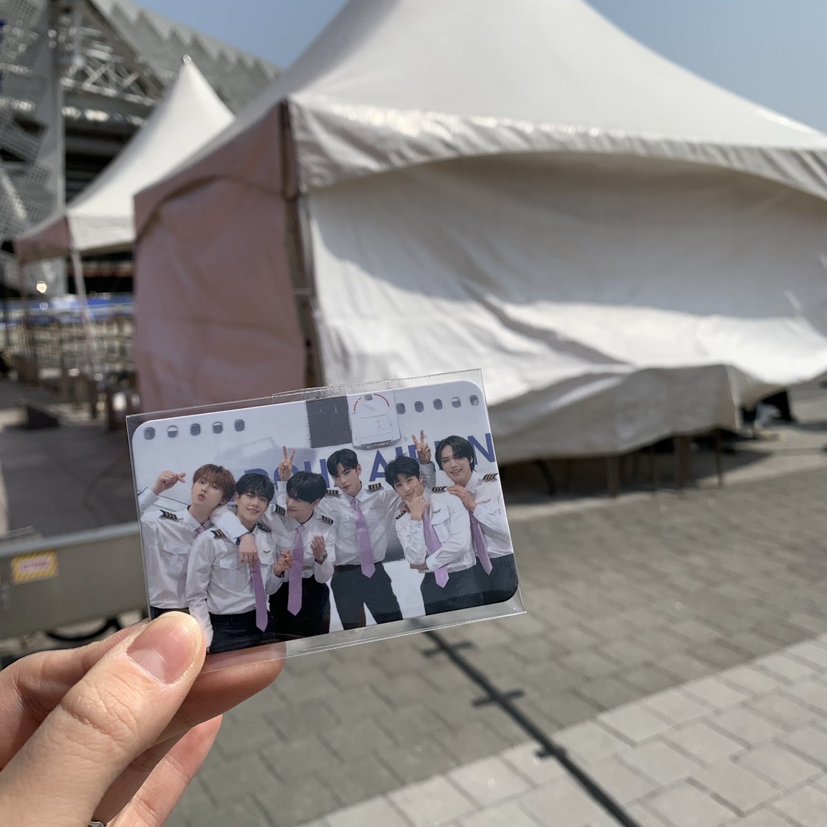 mkong_baragi's tweet photo. 🤍 2022 AAF 콩바의 나눔 시간/장소 공지 🤍

✔️시간 : 15시 30분 ~ 소진시
✔️장소 : md현장판매부스 앞(사진참고)
✔️콩바 : 단발+검정자켓+검정티+흑청바지+흰색스니커즈+로하반지목걸이

‼️ 굿즈는 3종 중 1택입니다. 소진시 타래로 공지하겠습니다!
‼️ 포카는 빈프분들 위주로 나눔하겠습니다! :) https://t.co/hwwOZljANQ