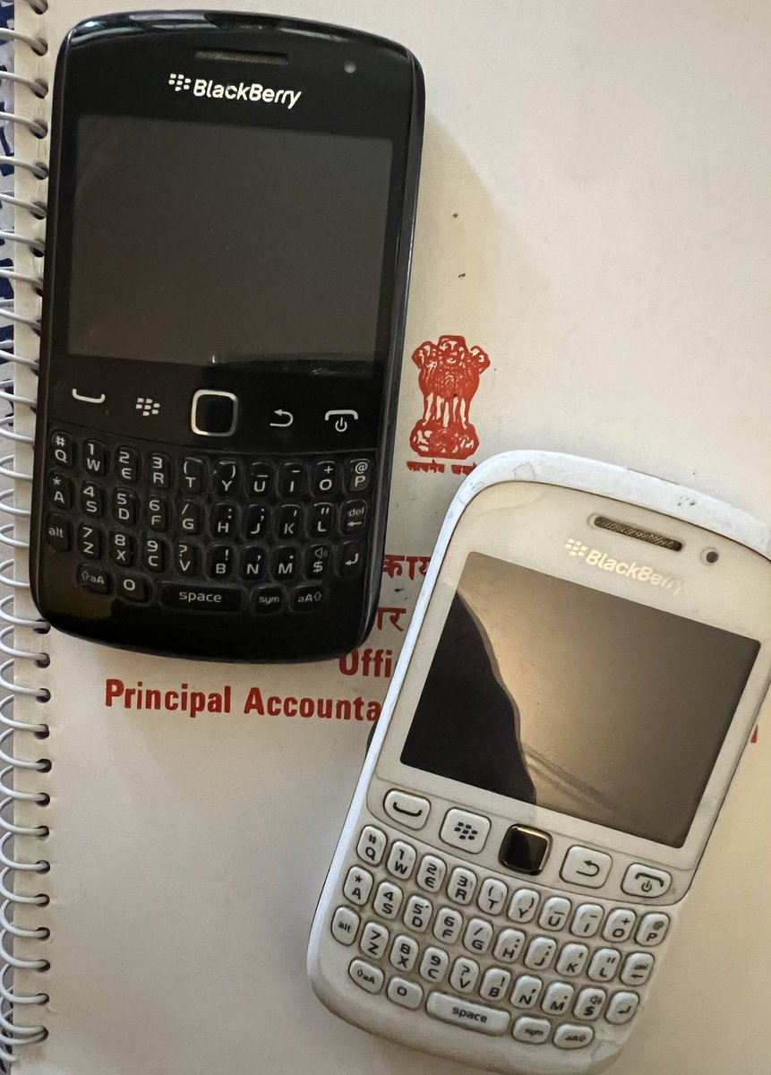 darpananilsingh's tweet photo. रिपोर्टिंग के दिनों के कबाड़ की सफ़ाई में आज ये दो श्रीमान भी छिपे हुए मिले 😀 https://t.co/dSGheoO61I