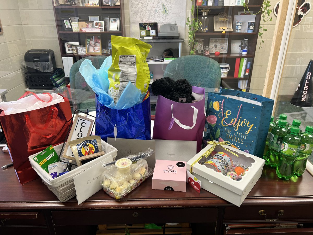 tawandahedgspe2's tweet photo. THANK YOUβ£οΈ@BulldogsBMS for showering me with these wonderful gifts. Also sending a HUGE THANK YOU to our new principal Mr. Lockard for stopping by and dropping off a gift. #APweek2022 https://t.co/iMxvE6erZ5