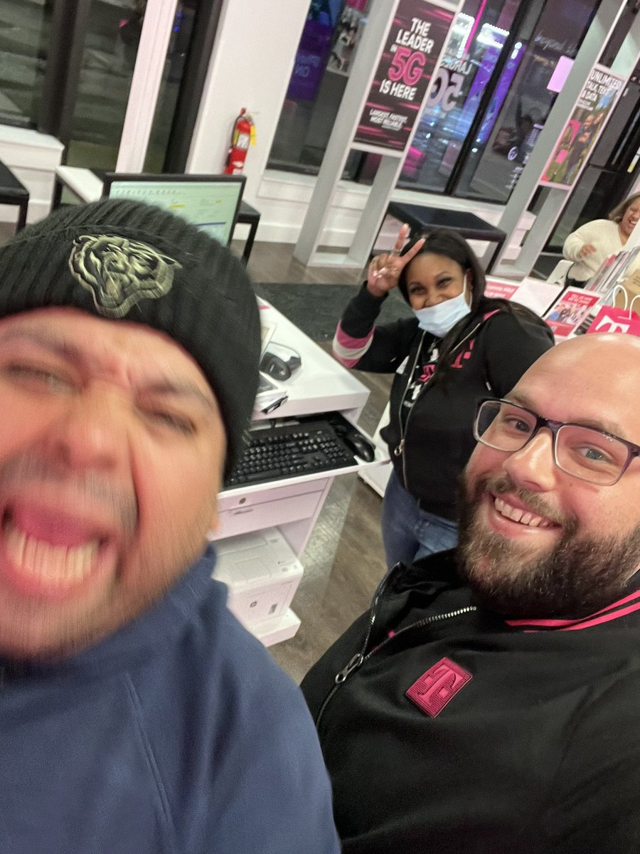 yeahitsmeRP's tweet photo. Spent some time in stores today bringing that Home Internet Shine! Ran into our last customer of the night and with our ME Brittany we made one happy customer! #ByeXfinity #HSI #MidwestMagic https://t.co/rjkgVsxfVf
