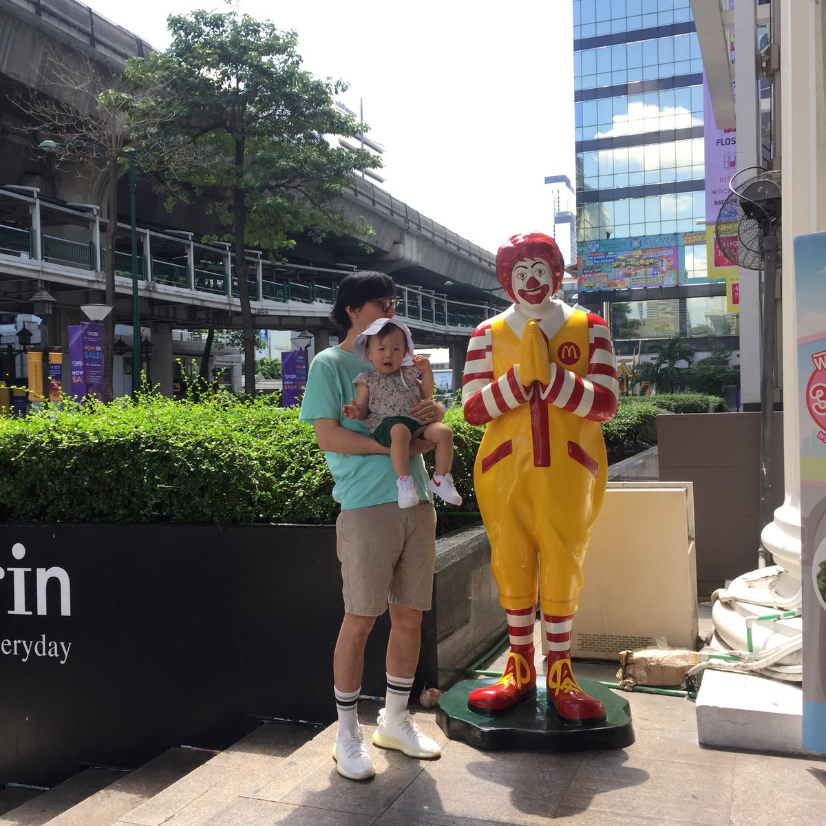Dad showed me a picture of me going to Thailand with my dad.  I don't remember it very well, but I think I really enjoyed it.  I want to travel together again #bkk #McDonalds
